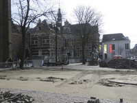907518 Gezicht op de herbestrating van het Domplein te Utrecht: de contouren van het verdwenen middenschip van de ...